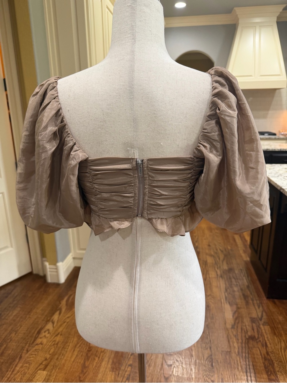 ALTAR'D STATE Tan Taupe Puff Sleeve Rose Crop Top - Size S - Picture 6 of 10